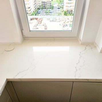 Mobilă de bucătărie fabricată la comandă de NORVINIA cu blat și glaf geam din cuarț compozit, mobilier din MDF termoformat