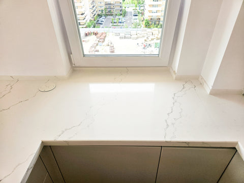 Mobilă de bucătărie fabricată la comandă de NORVINIA cu blat și glaf geam din cuarț compozit, mobilier din MDF termoformat