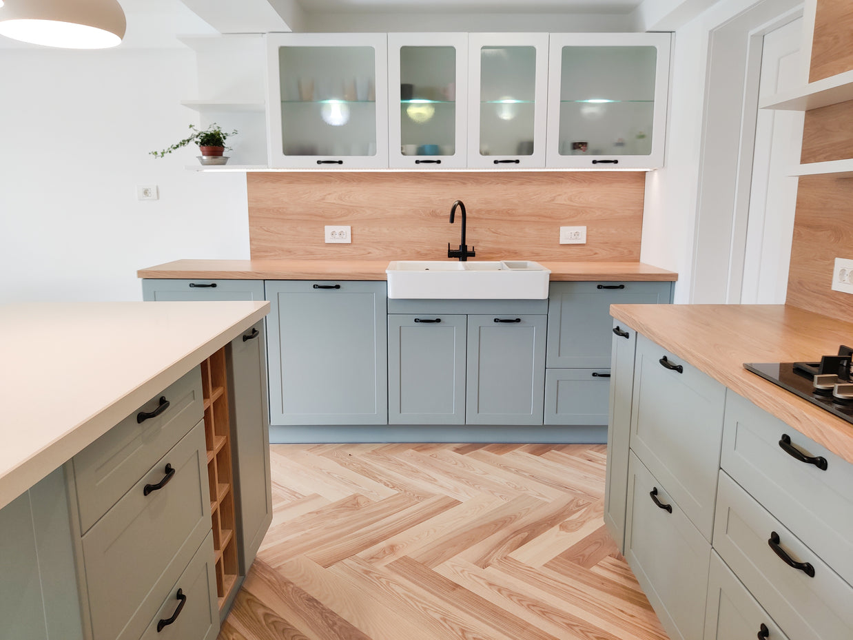 Mobilier de bucătărie NORVINIA din MDF termoformat cu insulă din cuarț compozit