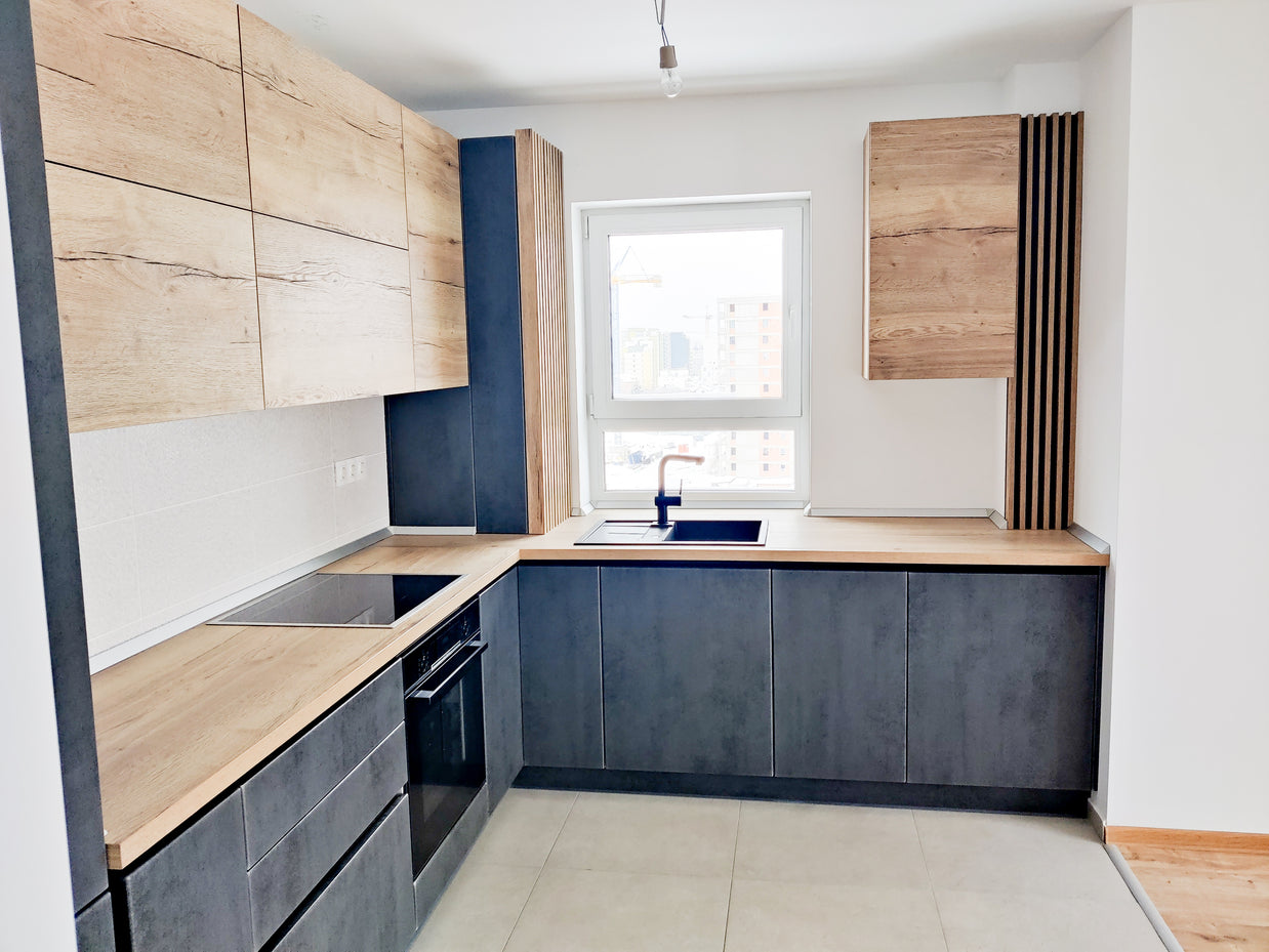 Mobilă de bucătărie din MDF termoformat fabricată la comandă de NORVINIA cu blat termorezistent și îmbinare colț invizibilă