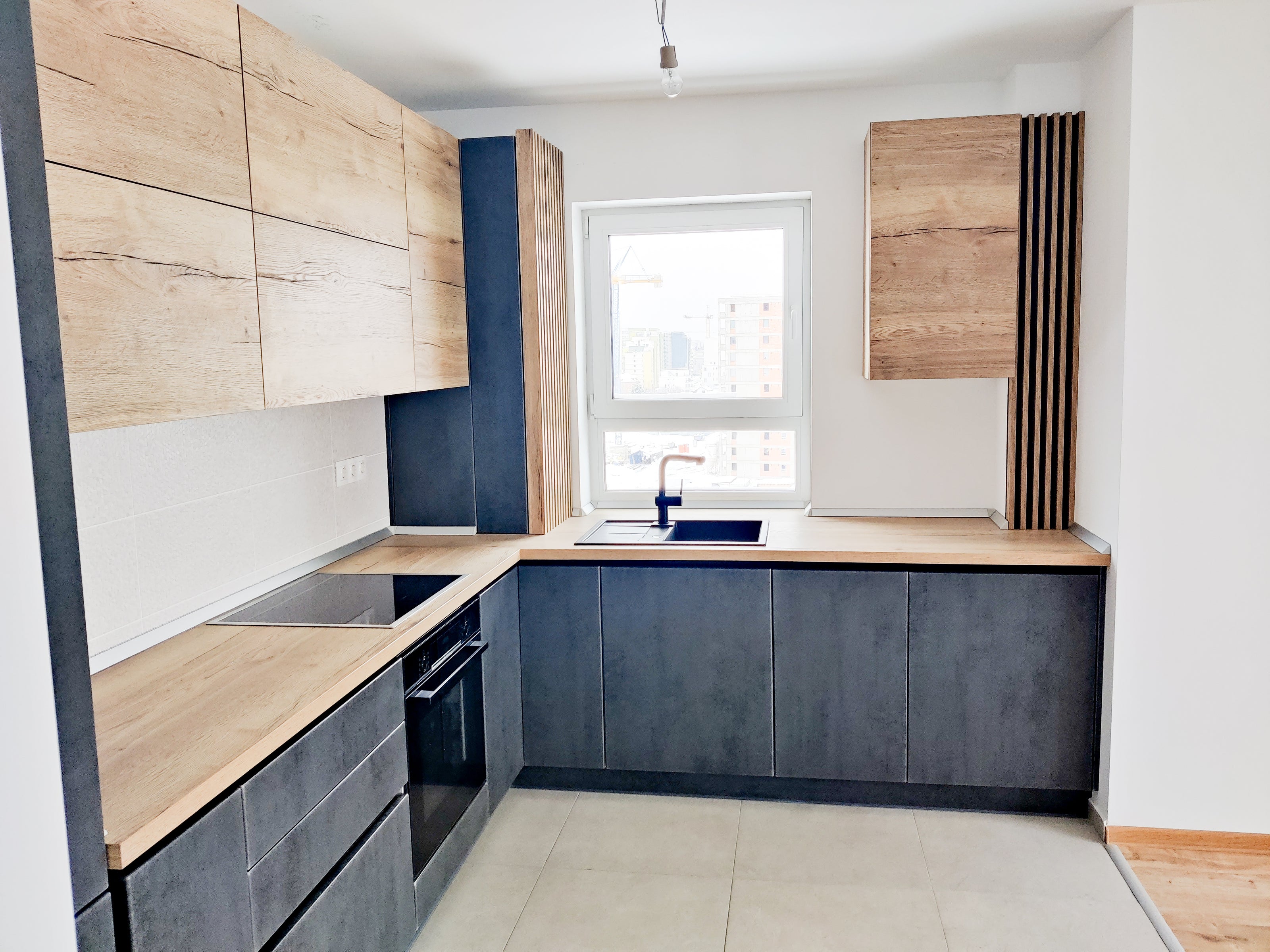 Mobilă de bucătărie din MDF termoformat fabricată la comandă de NORVINIA cu blat termorezistent și îmbinare colț invizibilă