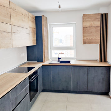 Mobilă de bucătărie din MDF termoformat fabricată la comandă de NORVINIA cu blat termorezistent și îmbinare colț invizibilă