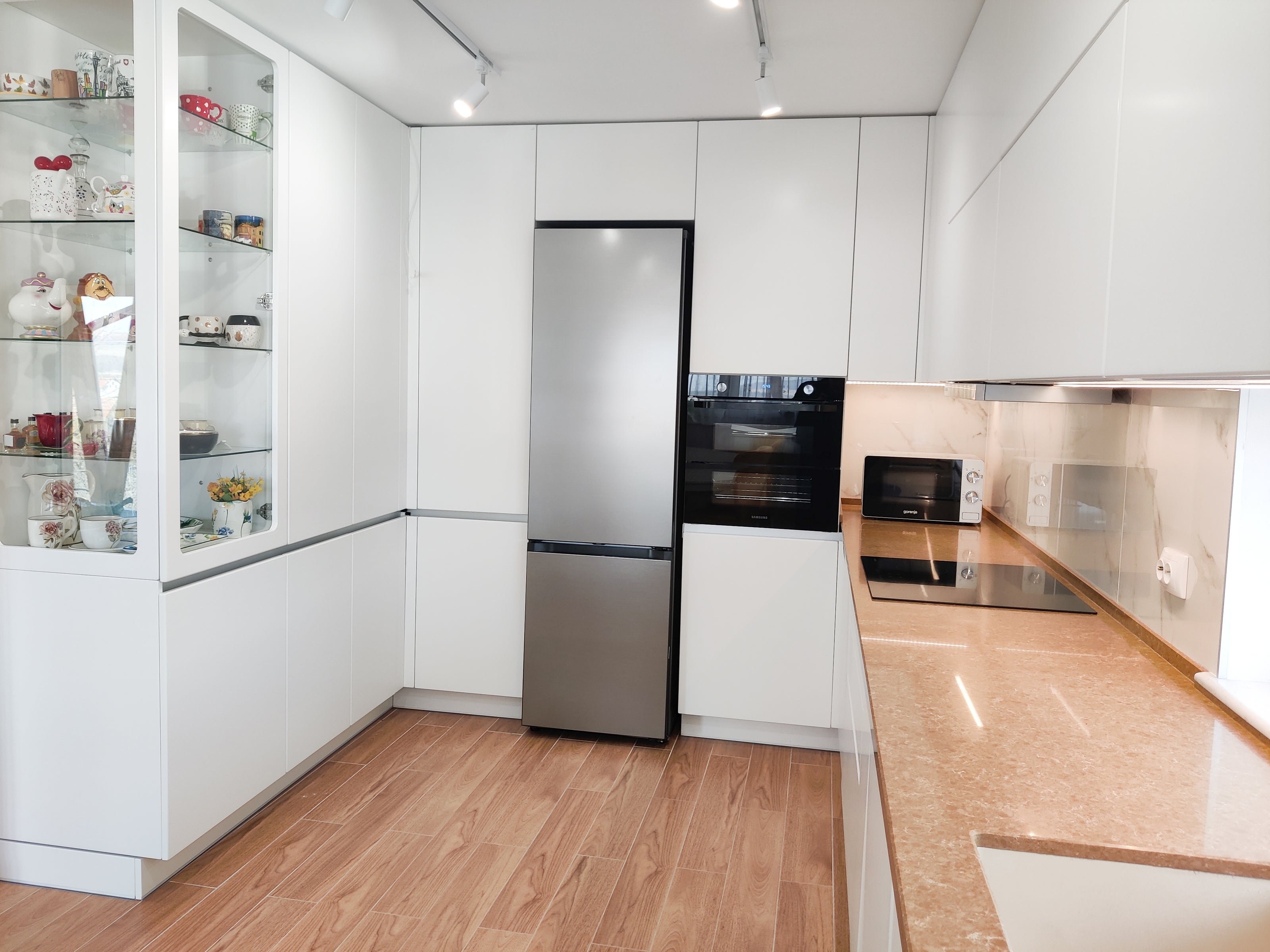 Mobilier de bucătărie NORVINIA din MDF cu blat din cuarț compozit, mânere Gola montate în spatele ușilor