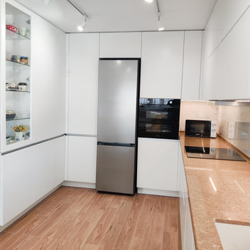 Mobilier de bucătărie NORVINIA din MDF cu blat din cuarț compozit, mânere Gola montate în spatele ușilor