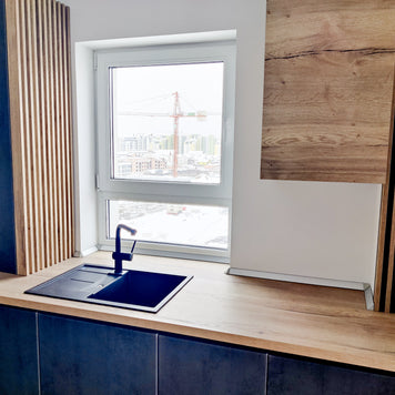 Mobilă de bucătărie din MDF termoformat fabricată la comandă de NORVINIA cu blat termorezistent și îmbinare colț invizibilă