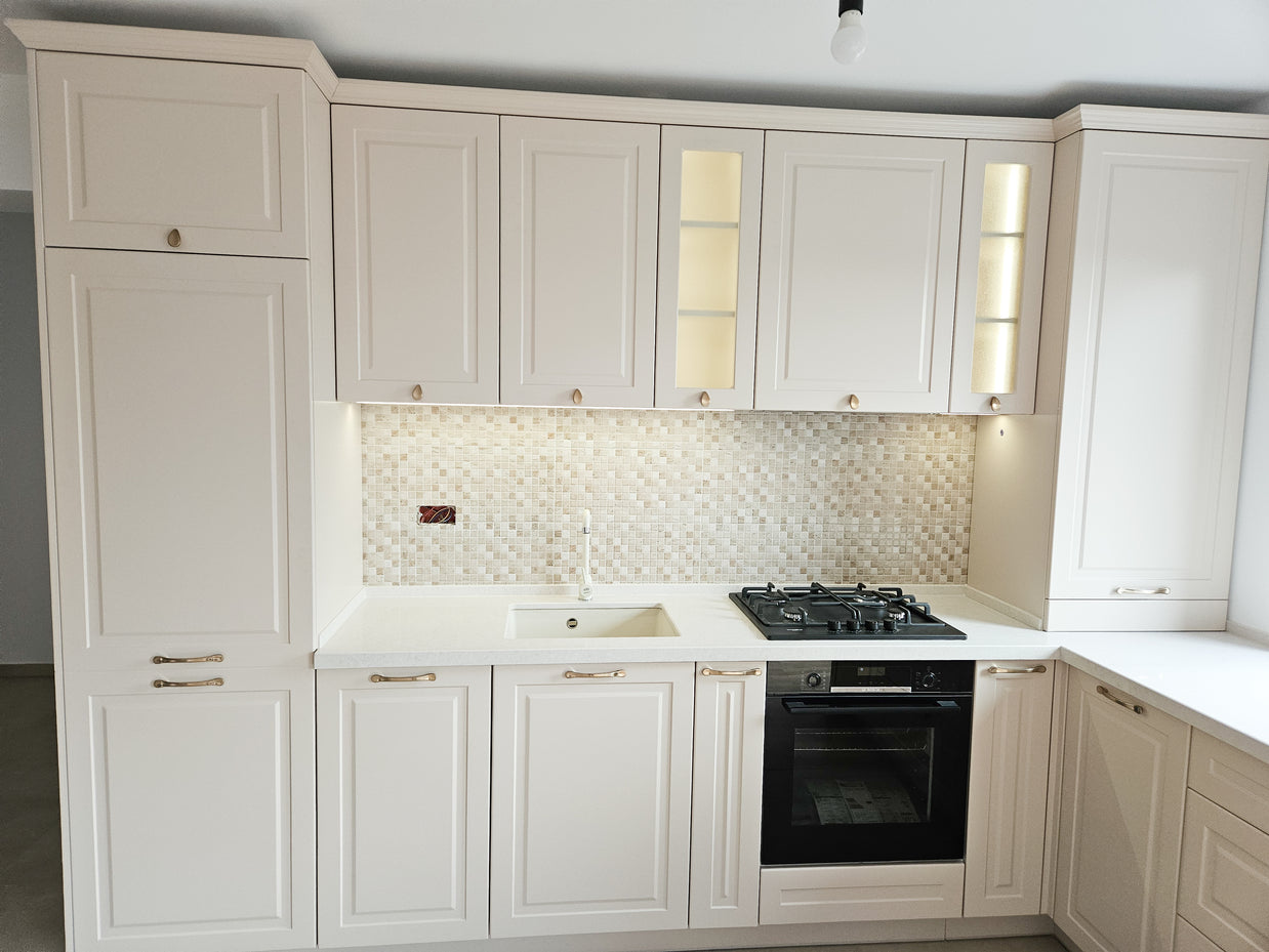 Mobilă de bucătărie fabricată la comandă de NORVINIA cu blat și glaf geam din cuarț compozit, mobilier din MDF termoformat