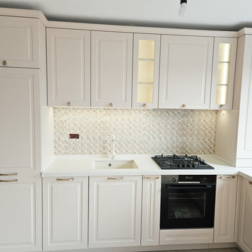 Mobilă de bucătărie fabricată la comandă de NORVINIA cu blat și glaf geam din cuarț compozit, mobilier din MDF termoformat