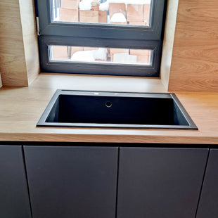 Mobilier de bucătărie NORVINIA cu blat, glaf și contrablat termorezistent, fronturi din MDF termoformat