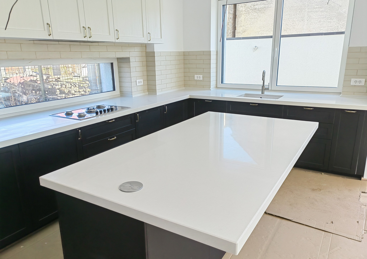 Blat din cuarț compozit NORVINIA, blat bucătărie și glaf geam din același material, chiuvetă montată sub blat, îmbinare blat în 