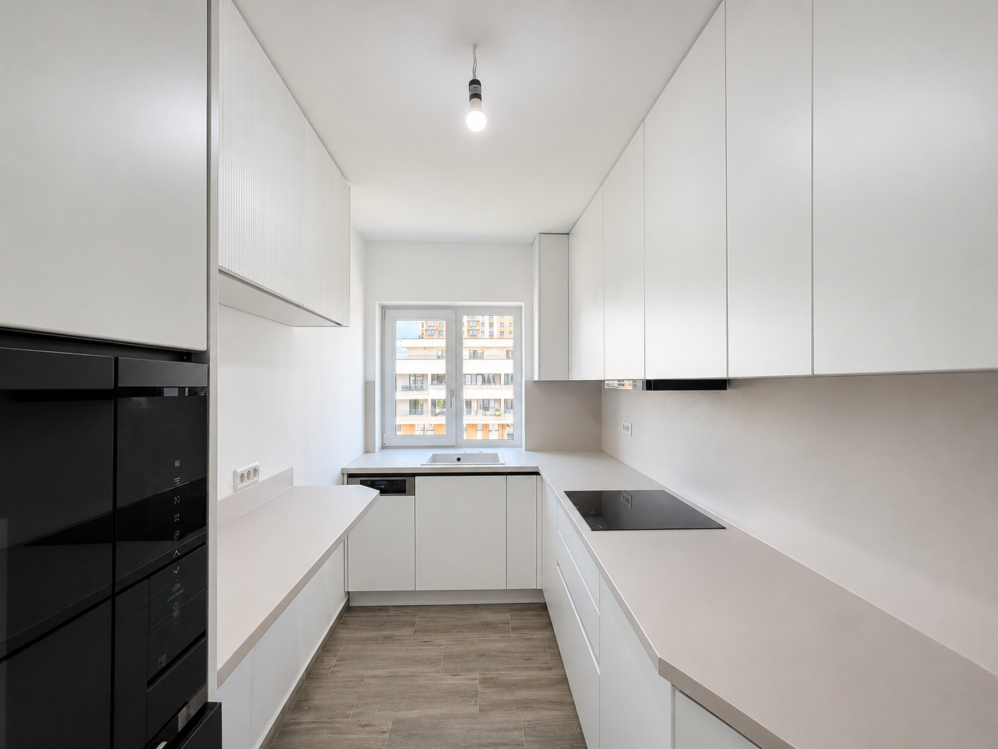 Mobilier de bucătărie NORVINIA, cu fronturi din MDF termoformat, blat termorezistent EGGER și mânere tip profil GOLA, finisaj negru mat