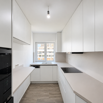 Mobilier de bucătărie NORVINIA, cu fronturi din MDF termoformat, blat termorezistent EGGER și mânere tip profil GOLA, finisaj negru mat