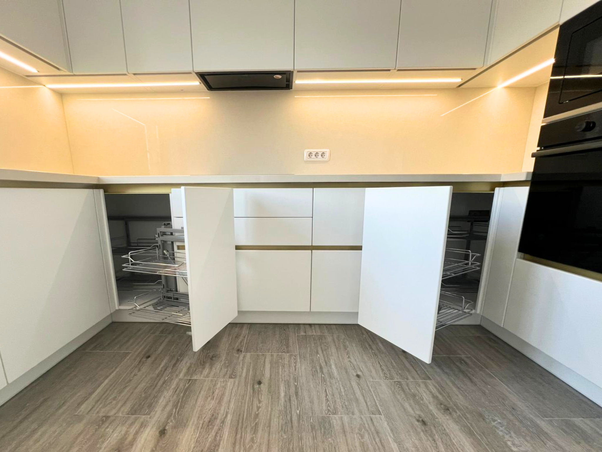 Mobilier de bucătărie NORVINIA, cu fronturi din MDF termoformat și mânere tip profil GOLA și blat din cuarț compozit