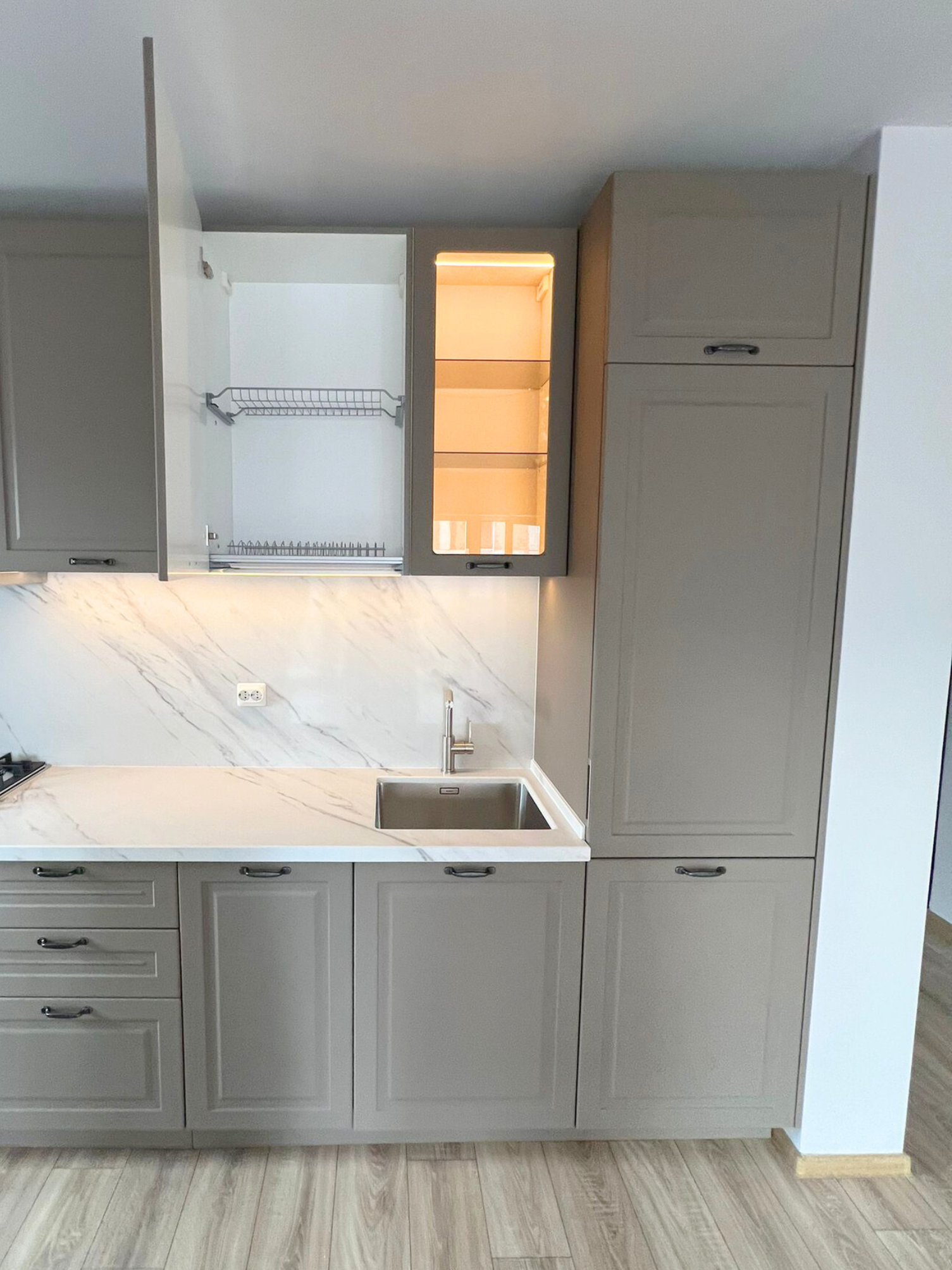 Mobilier la comandă pentru bucătărie NORVINIA, cu mânere metalice aplicate și blat din cuarț compozit