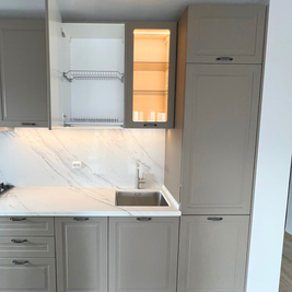 Mobilier la comandă pentru bucătărie NORVINIA, cu mânere metalice aplicate și blat din cuarț compozit