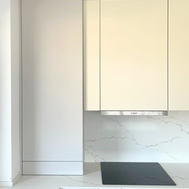 Mobilier la comandă pentru bucătărie NORVINIA, cu mânere tip profil GOLA și blat din cuarț compozit