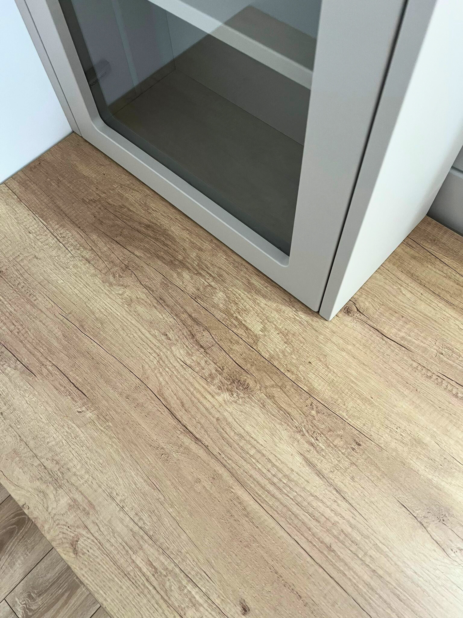 Mobilier la comandă pentru bucătărie NORVINIA, cu mânere metalice aplicate și blat termorezistent