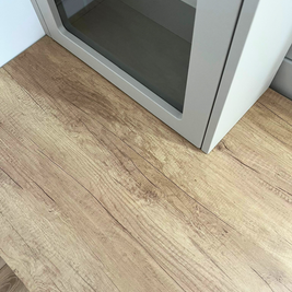 Mobilier la comandă pentru bucătărie NORVINIA, cu mânere metalice aplicate și blat termorezistent