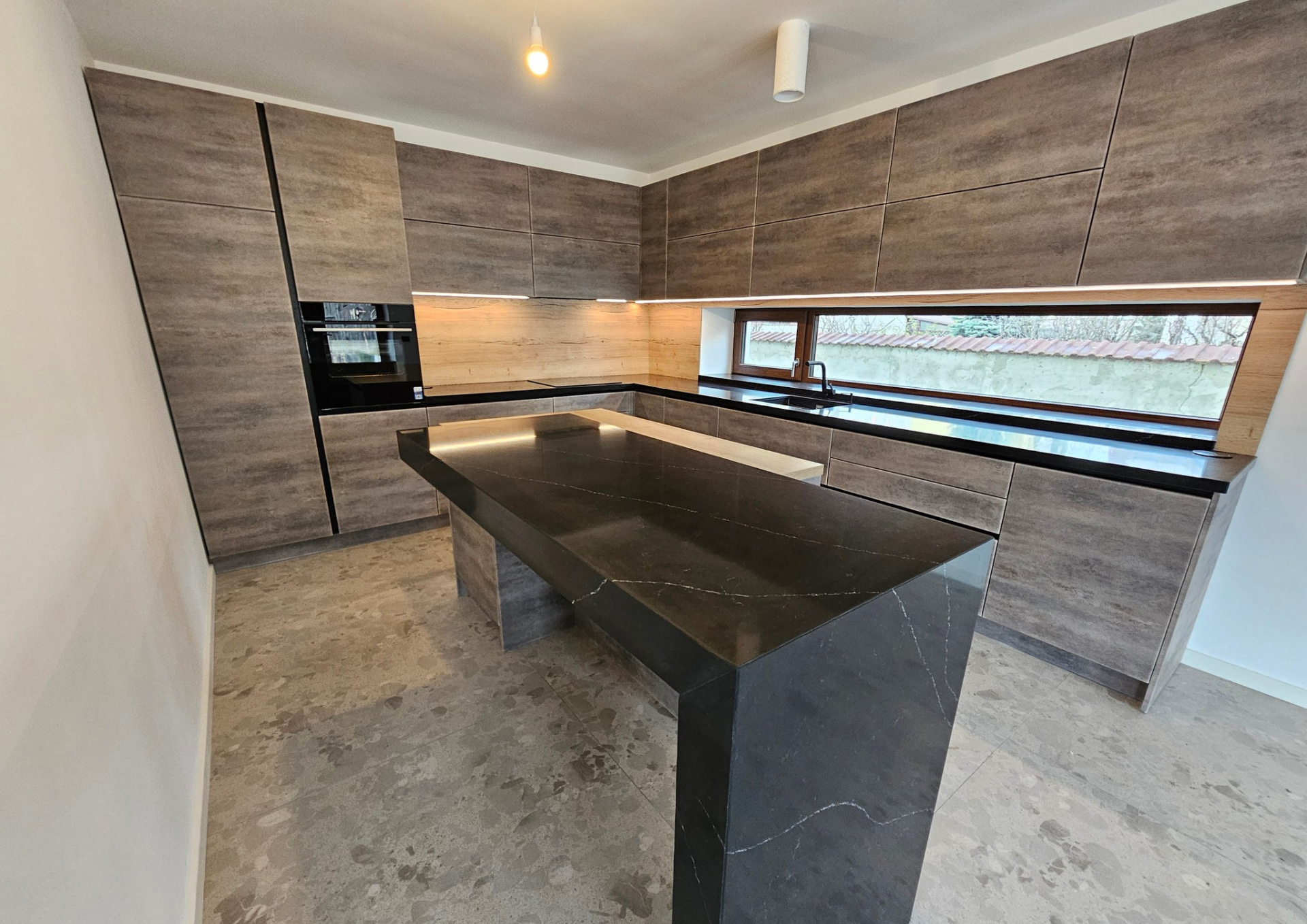 Mobilă bucătărie fabricată la comandă de NORVINIA din MDF termoformat, blat și glaf geam din cuarț compozit cu chiuvetă montată sub blat