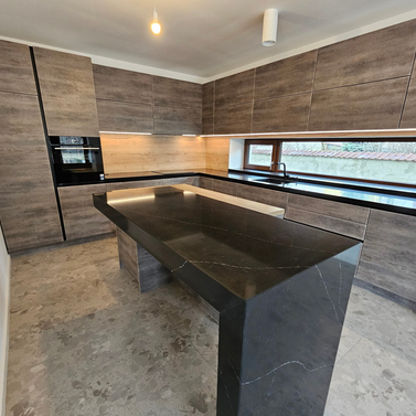 Mobilă bucătărie fabricată la comandă de NORVINIA din MDF termoformat, blat și glaf geam din cuarț compozit cu chiuvetă montată sub blat