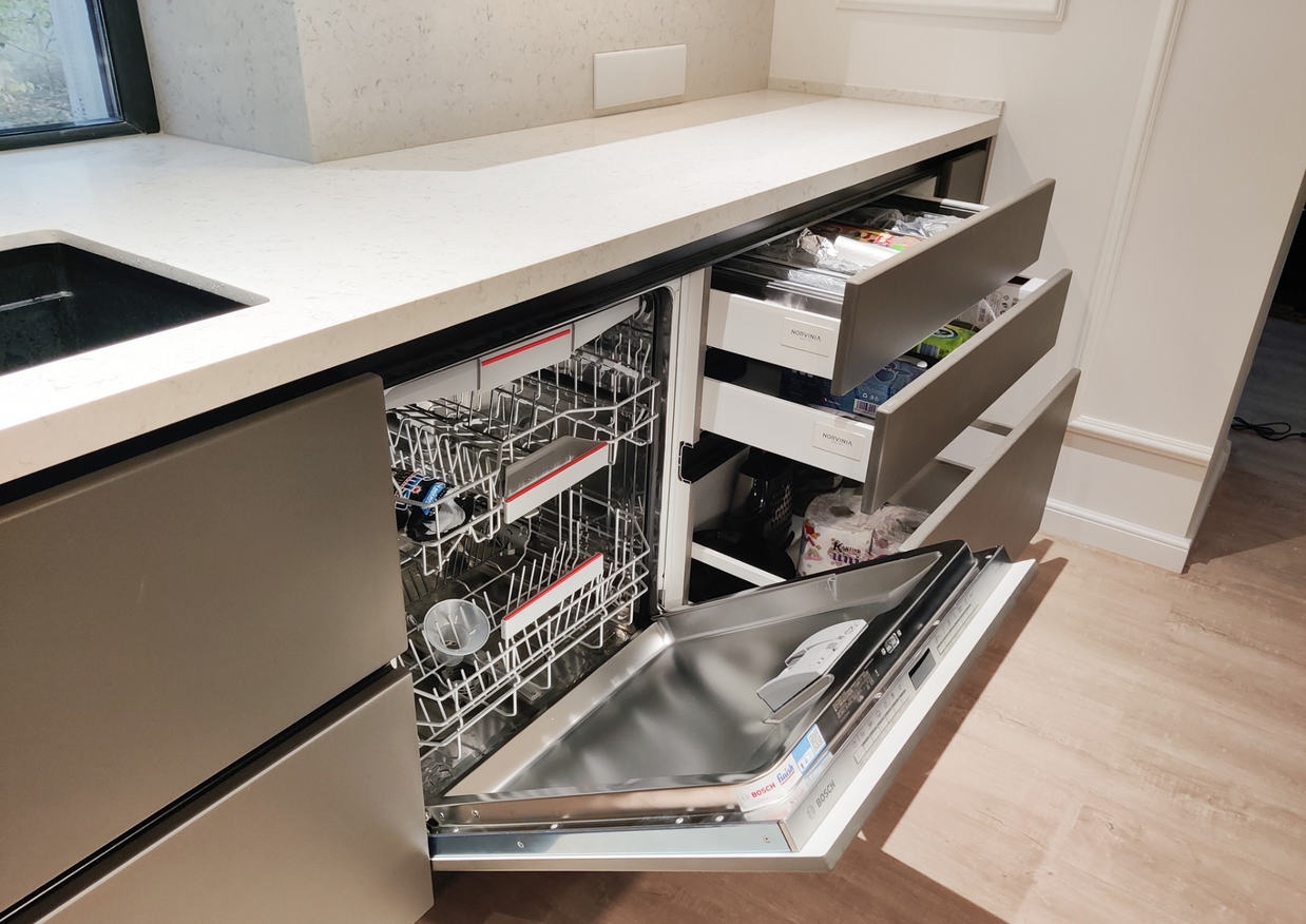 Mobilă bucătărie fabricată la comandă de NORVINIA din MDF termoformat, blat și glaf geam din cuarț compozit