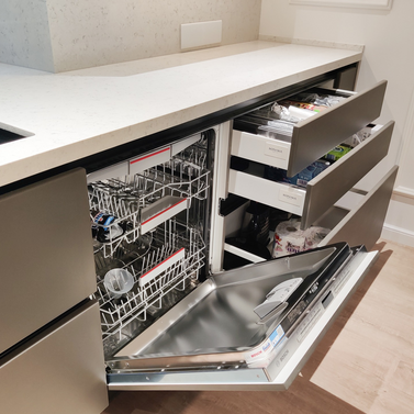 Mobilă bucătărie fabricată la comandă de NORVINIA din MDF termoformat, blat și glaf geam din cuarț compozit