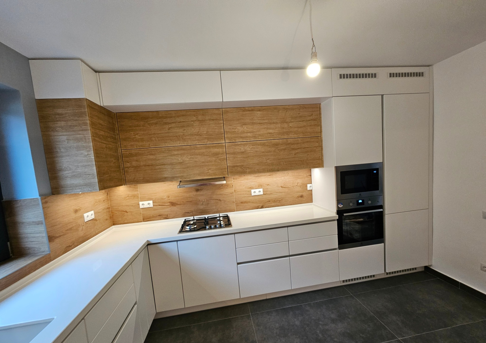 Mobilă bucătărie fabricată la comandă de NORVINIA din MDF termoformat, blat din cuarț compozit cu chiuvetă montată sub blat