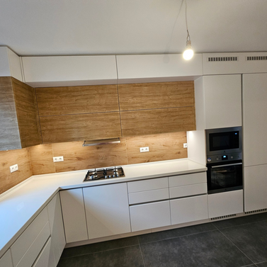 Mobilă bucătărie fabricată la comandă de NORVINIA din MDF termoformat, blat din cuarț compozit cu chiuvetă montată sub blat