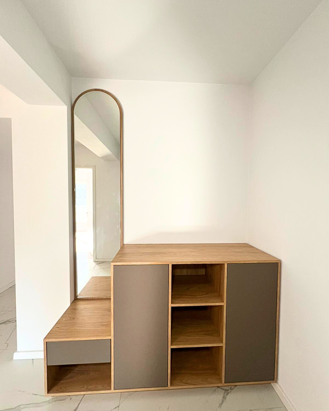 Mobilier pentru hol cu oglindă realizat la comandă de NORVINIA