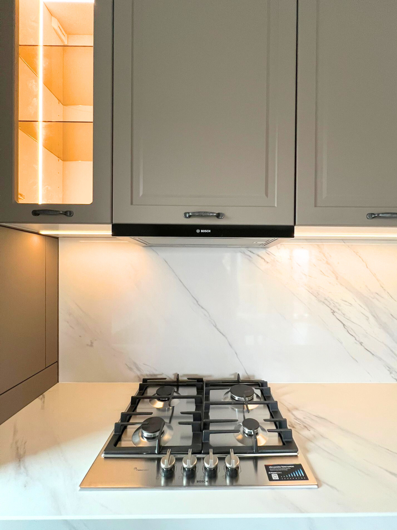 Mobilier la comandă pentru bucătărie NORVINIA, cu mânere metalice aplicate și blat din cuarț compozit