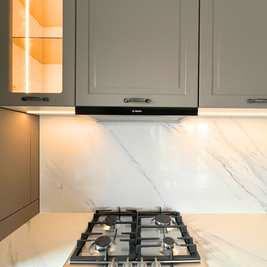 Mobilier la comandă pentru bucătărie NORVINIA, cu mânere metalice aplicate și blat din cuarț compozit