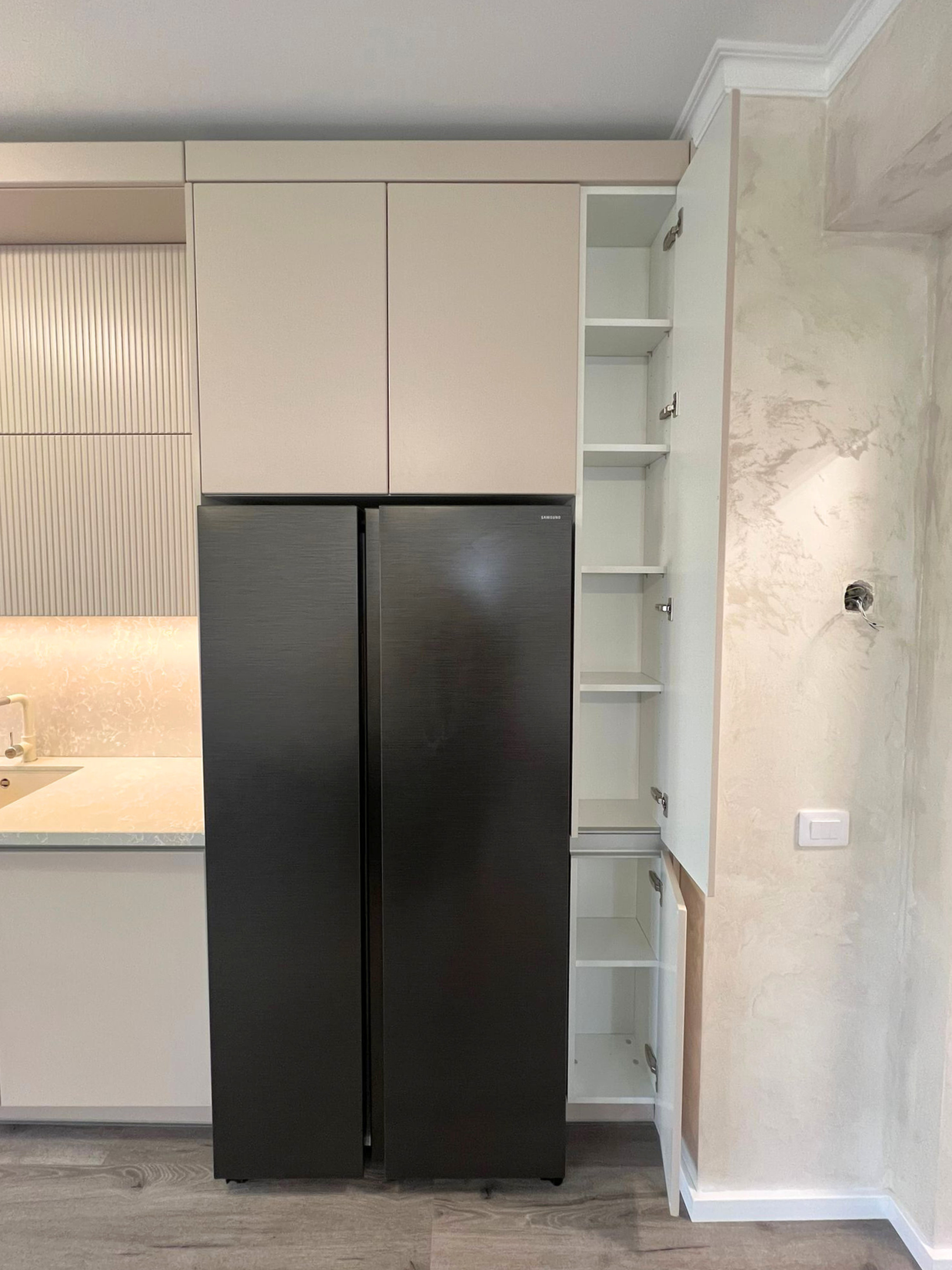Mobilier la comandă pentru bucătărie NORVINIA, cu mânere tip profil GOLA și blat din cuarț compozit
