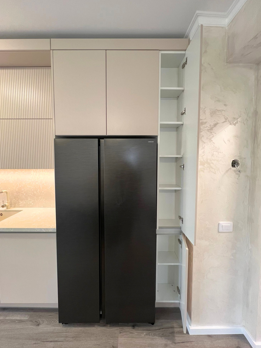 Mobilier la comandă pentru bucătărie NORVINIA, cu mânere tip profil GOLA și blat din cuarț compozit