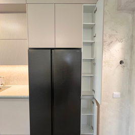 Mobilier la comandă pentru bucătărie NORVINIA, cu mânere tip profil GOLA și blat din cuarț compozit
