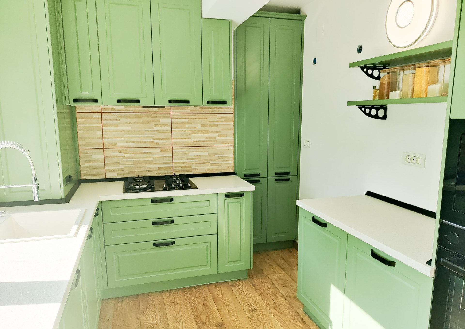 Mobila bucătărie fabricată la comandă de NORVINIA cu blat în L, cu îmbinare invizibilă, blat și glaf geam din același material, mobilier din MDF termoformat