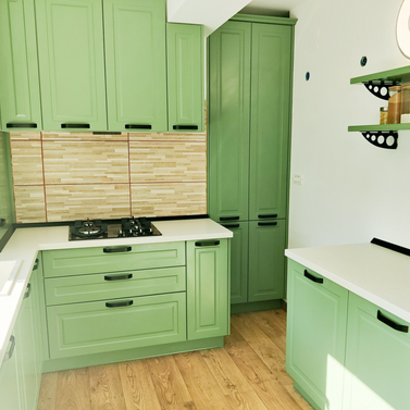 Mobila bucătărie fabricată la comandă de NORVINIA cu blat în L, cu îmbinare invizibilă, blat și glaf geam din același material, mobilier din MDF termoformat