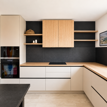 Mobilier de bucătărie NORVINIA, cu fronturi din MDF termoformat în două culori, blat termorezistent EGGER și mânere tip profil GOLA