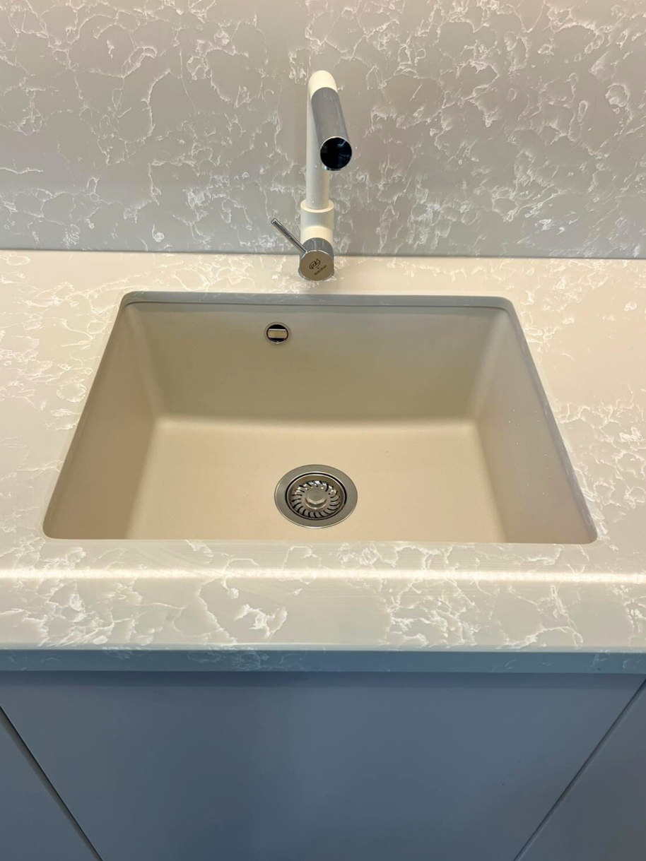 Mobilier la comandă pentru bucătărie NORVINIA, cu mânere tip profil GOLA și blat din cuarț compozit
