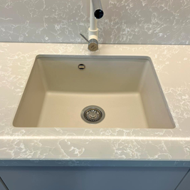 Mobilier la comandă pentru bucătărie NORVINIA, cu mânere tip profil GOLA și blat din cuarț compozit
