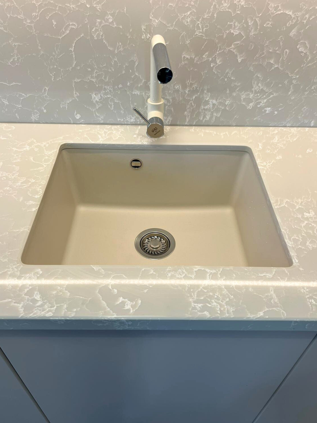 Mobilier la comandă pentru bucătărie NORVINIA, cu mânere tip profil GOLA și blat din cuarț compozit