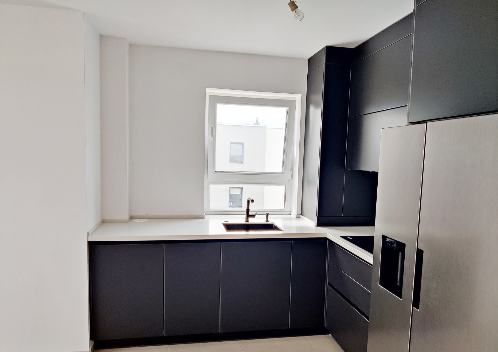 Mobilă bucătărie fabricată la comandă de NORVINIA cu blat și glaf geam din cuarț compozit, mobilier din MDF termoformat