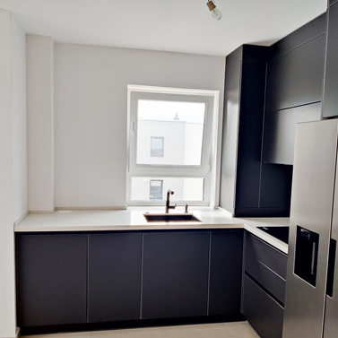 Mobilă bucătărie fabricată la comandă de NORVINIA cu blat și glaf geam din cuarț compozit, mobilier din MDF termoformat