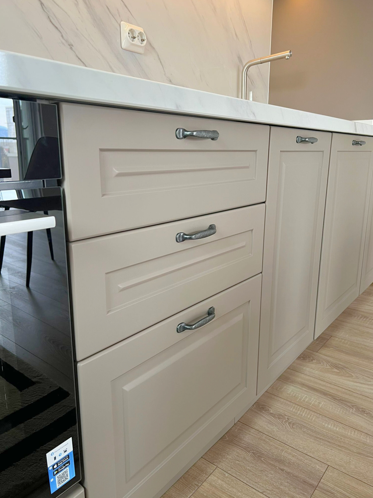 Mobilier la comandă pentru bucătărie NORVINIA, cu mânere metalice aplicate și blat din cuarț compozit