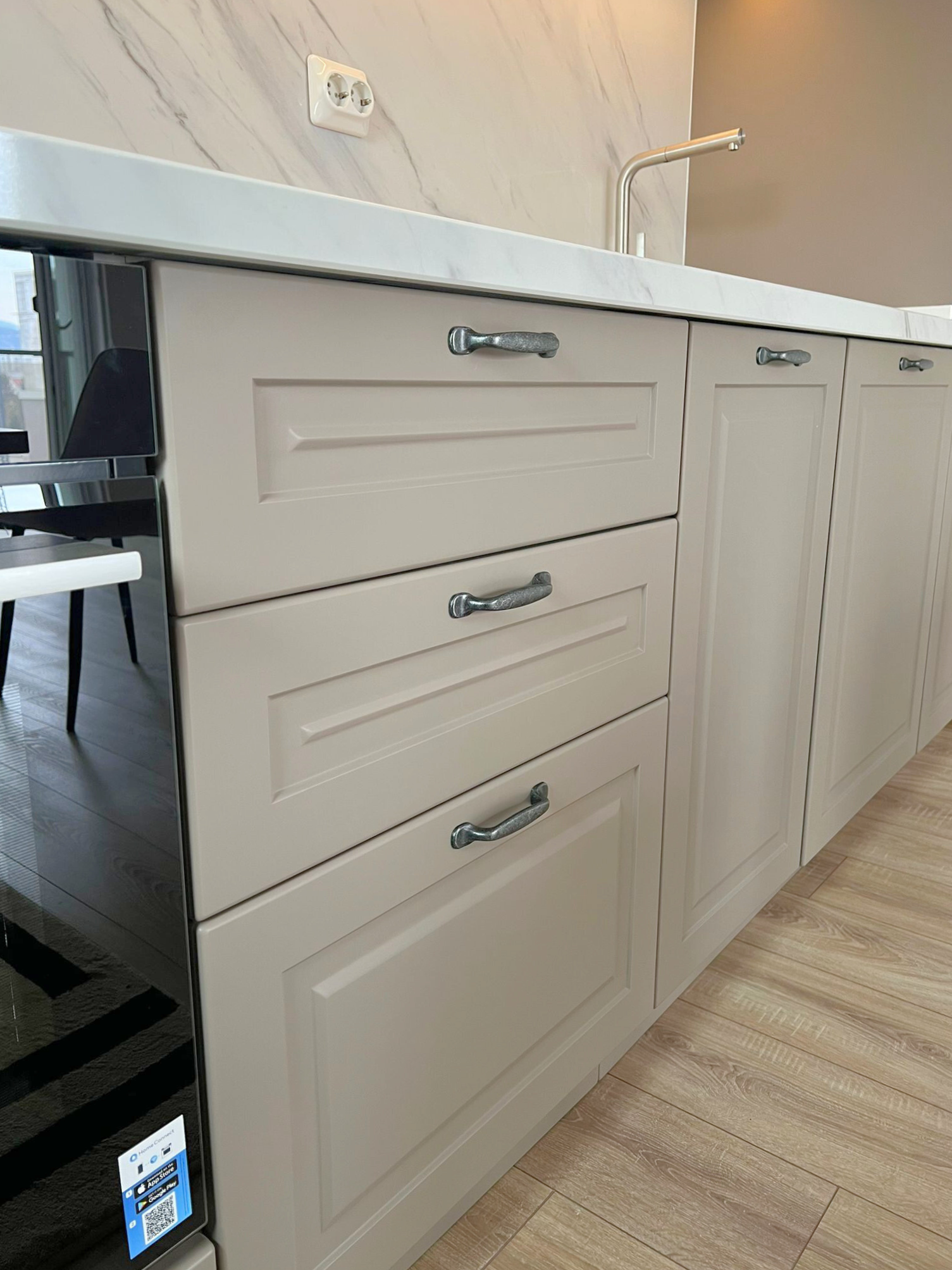 Mobilier la comandă pentru bucătărie NORVINIA, cu mânere metalice aplicate și blat din cuarț compozit