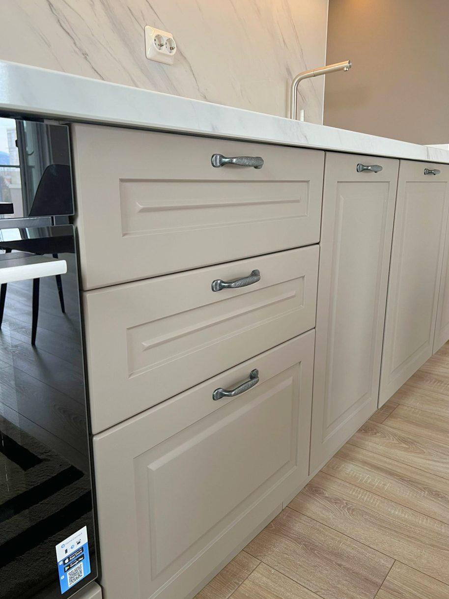 Mobilier la comandă pentru bucătărie NORVINIA, cu mânere metalice aplicate și blat din cuarț compozit