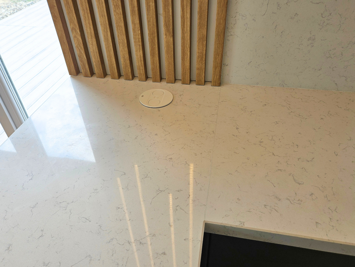 Mobilier la comandă pentru bucătărie NORVINIA, cu mânere ascunse GOLA și blat din cuarț compozit