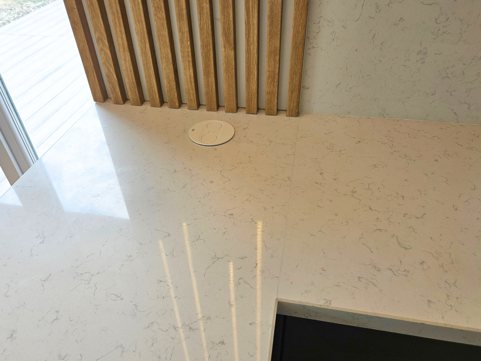 Mobilier la comandă pentru bucătărie NORVINIA, cu mânere ascunse GOLA și blat din cuarț compozit