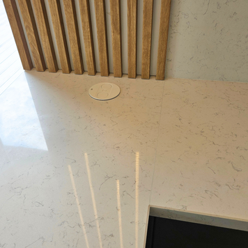 Mobilier la comandă pentru bucătărie NORVINIA, cu mânere ascunse GOLA și blat din cuarț compozit