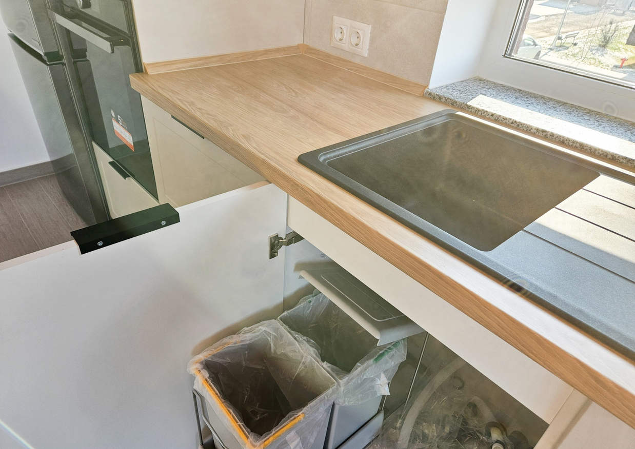 Mobilă bucătărie fabricată la comandă de NORVINIA din MDF termoformat