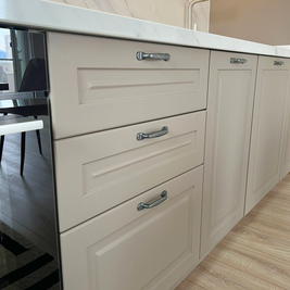 Mobilier la comandă pentru bucătărie NORVINIA, cu mânere metalice aplicate și blat din cuarț compozit