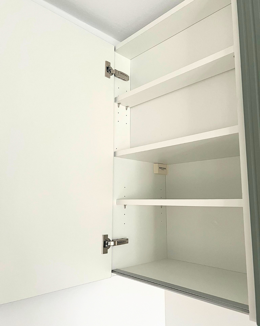 Mobilier bucătărie NORVINIA, cu blat din cuarț compozit